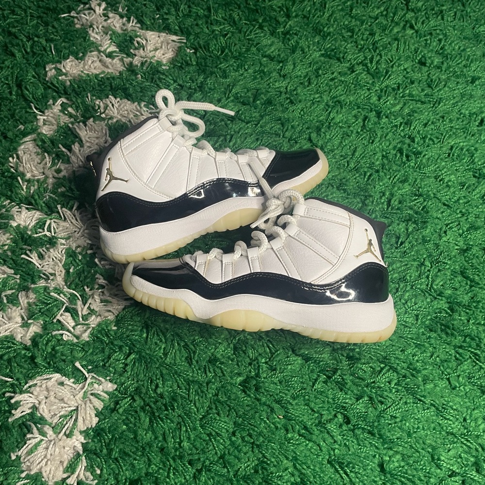 Jordan 11 Retro Mid Gratitude